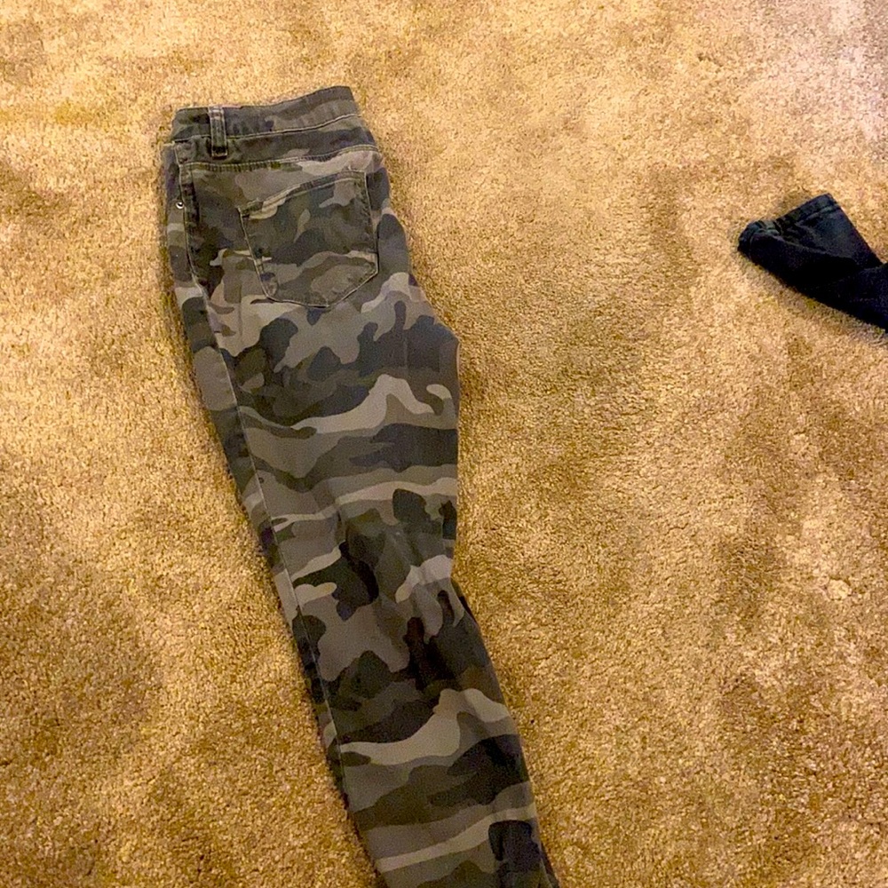 Camo pants size 3/26. They are Ci Sono denim.